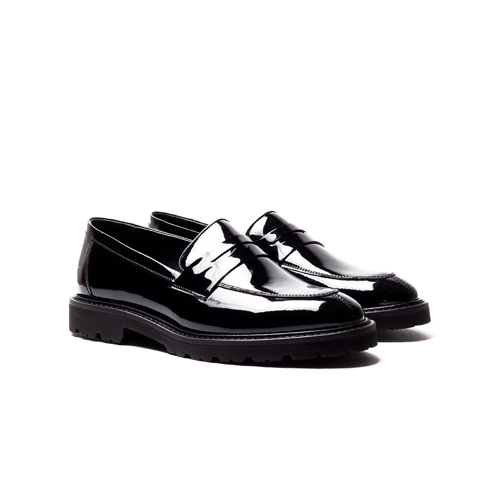 Penny loafer charol suela track Mujer